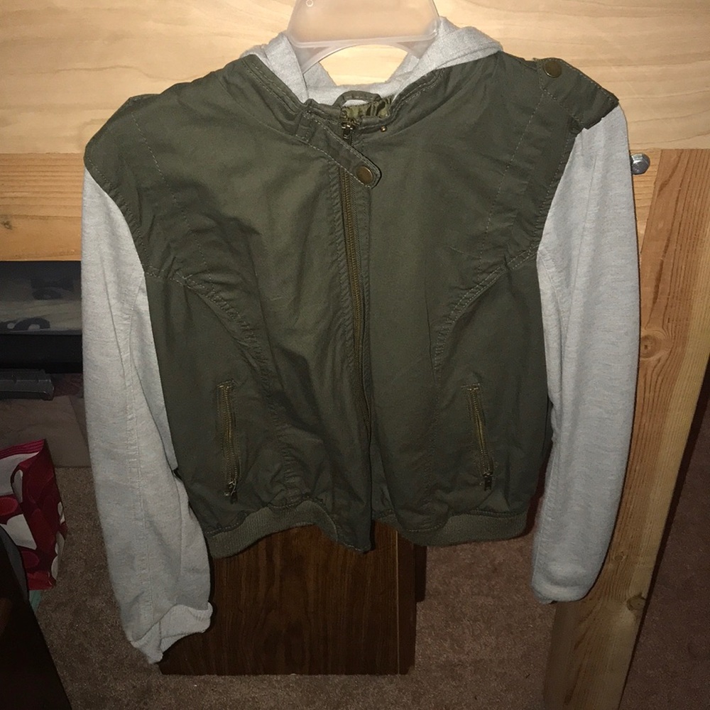 grey sweatshirt type sleeves with green vest